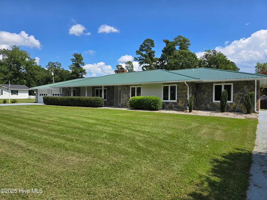 401 Flemington Drive, Lake Waccamaw, NC 28450 - Image #2
