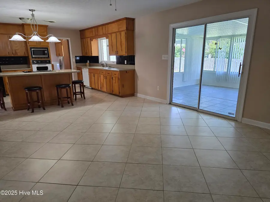 401 Flemington Drive, Lake Waccamaw, NC 28450 - Image #3