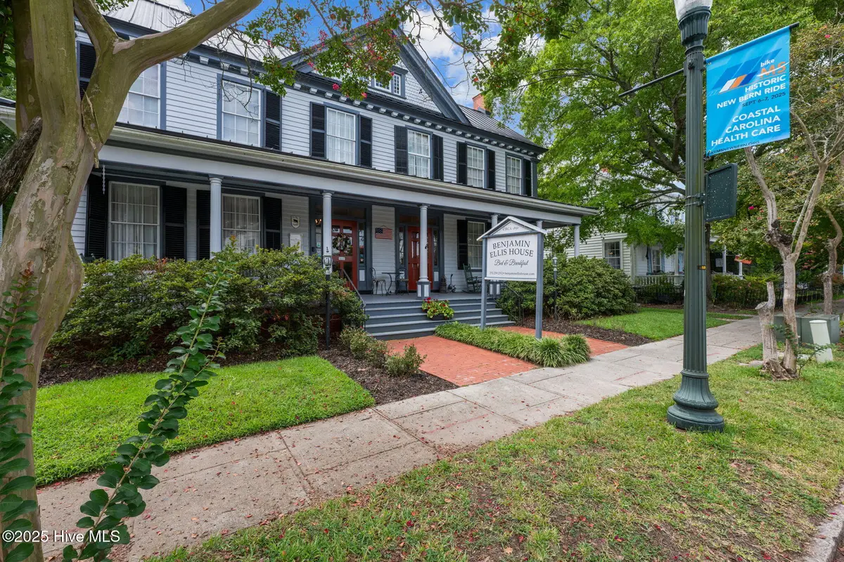 215 Pollock Street, New Bern, NC 28560 - Image #1