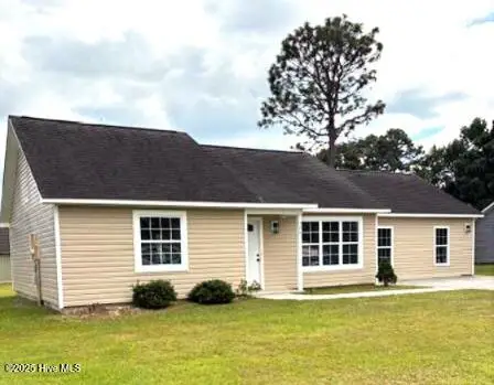 306 Foxtrace Lane, Hubert, NC 28539