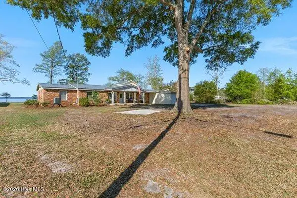 1922 Bella Coola Road, Lake Waccamaw, NC 28450