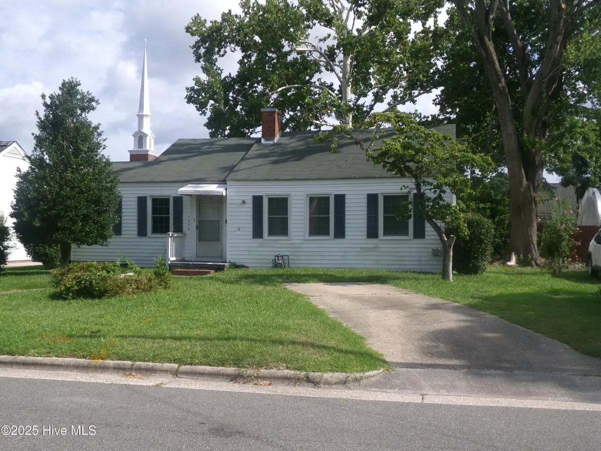 1009 E 6th Street, Lumberton, NC 28358 - #1