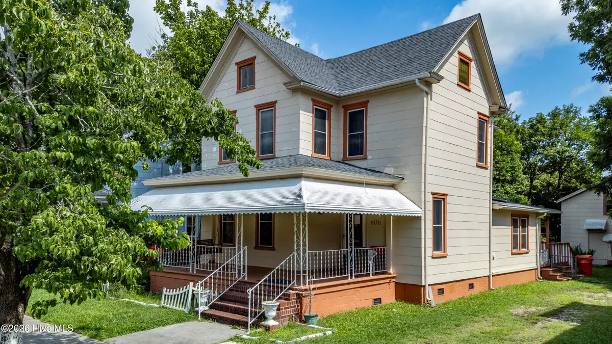 606 W Colonial Avenue, Elizabeth City, NC 27909 - #1