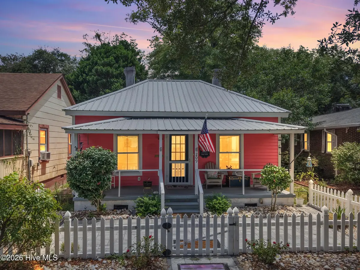 209 W St George Street, Southport, NC 28461 - #1