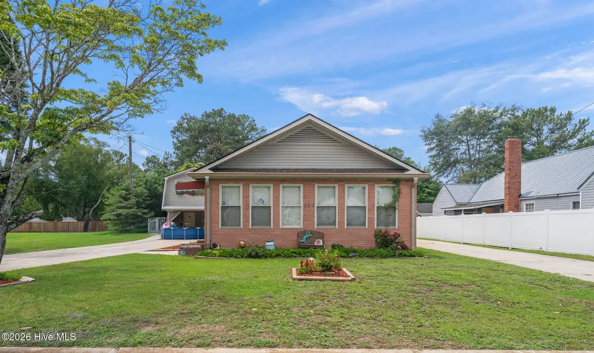 307 W Canary Street, Dunn, NC 28334 - #1