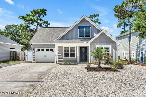 127 Ne 15th St, Oak Island, NC 28465