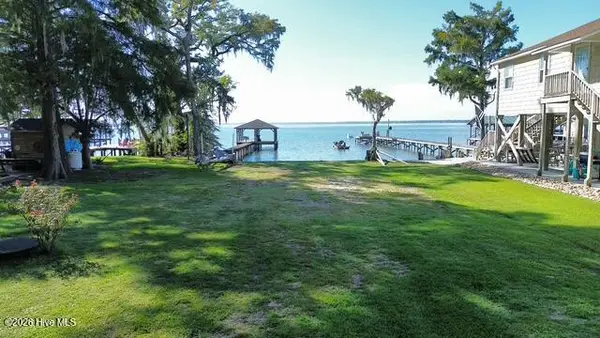 804 Canal Cove Road, Lake Waccamaw, NC 28450
