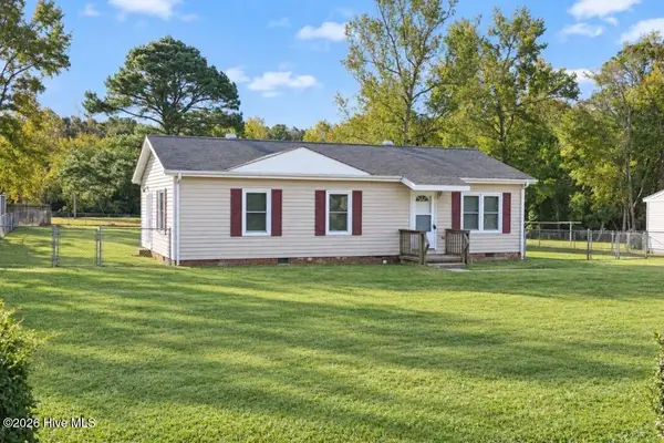 657 Queens Creek Road, Hubert, NC 28539