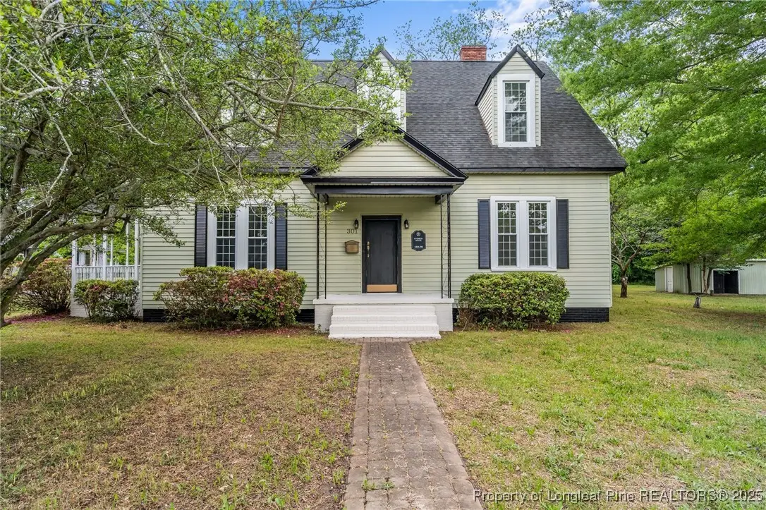 301 W Central Street, Maxton, NC 28364 - Image #1