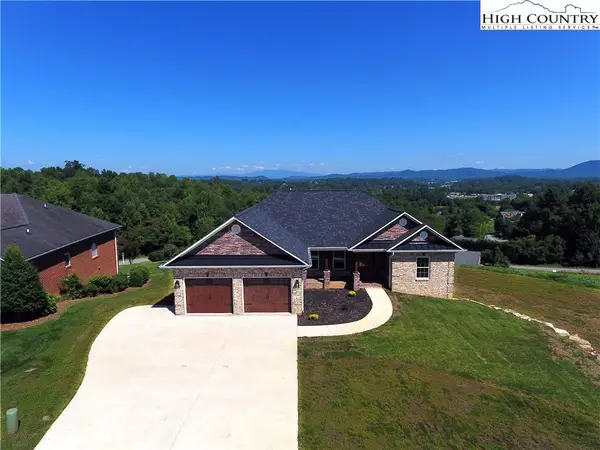 418 SE Huntington Woods Street, Lenoir, NC 28645