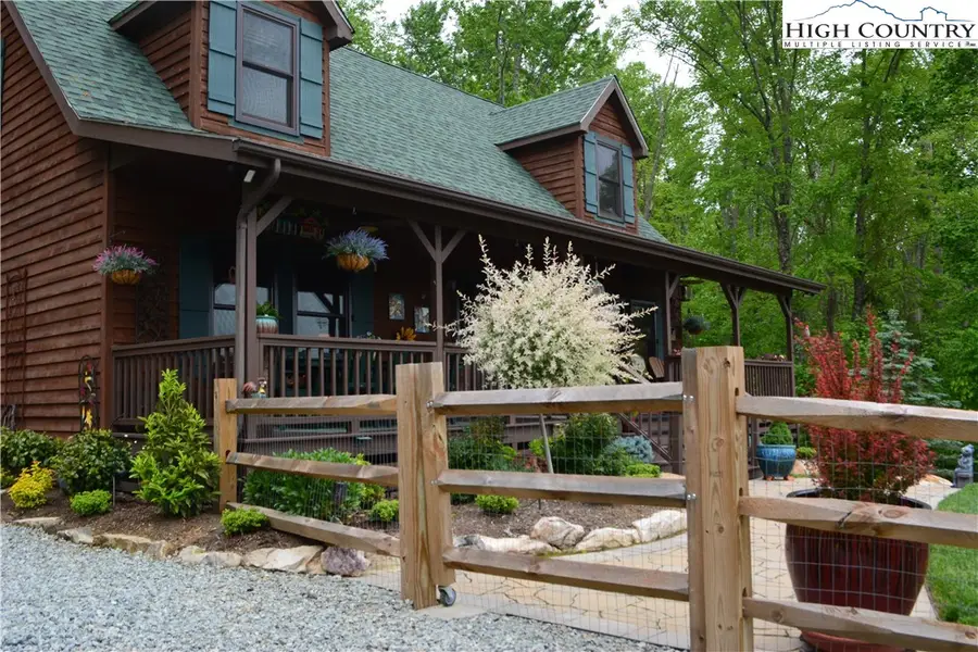 394 Hummingbird Lane, Elk Park, NC 28622 - Image #3