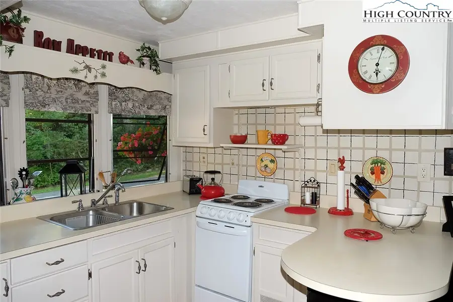 203 Black Pine Road, Pineola, NC 28657 - Image #3