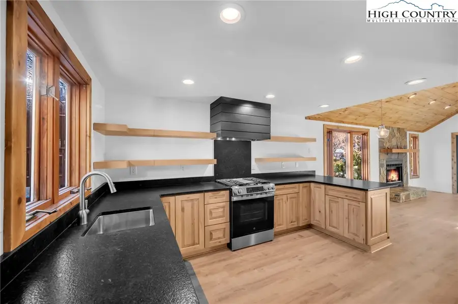 208 Meadow Loop, Newland, NC 28657 - Image #3