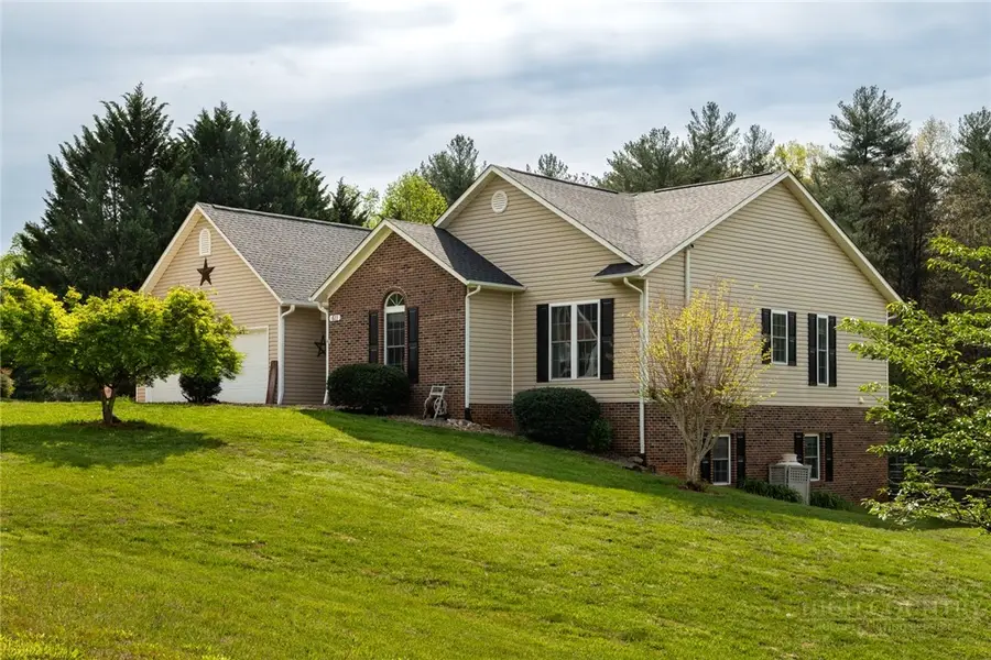 611 Briar Creek Drive, North Wilkesboro, NC 28659 - #2