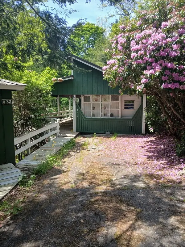 32 Powderhorn Lane, Newland, NC 28657