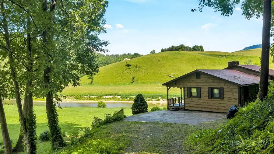 380 W Deep Ford Road, Lansing, NC 28643 - #2
