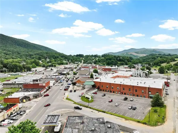 215 S Jefferson Station Place #210, West Jefferson, NC 28694