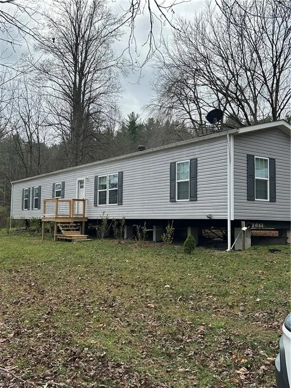 975 Benny Parsons Road, Purlear, NC 28665 - Image #2