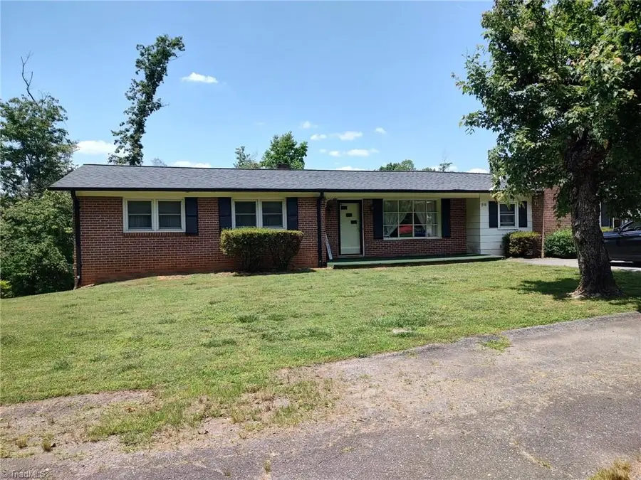 210 Grinton Avenue, Wilkesboro, NC 28697 - Image #3