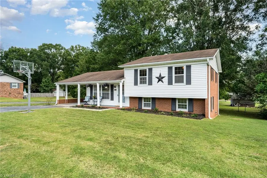 109 N 13th Avenue, Mayodan, NC 27027-2121 - Image #2