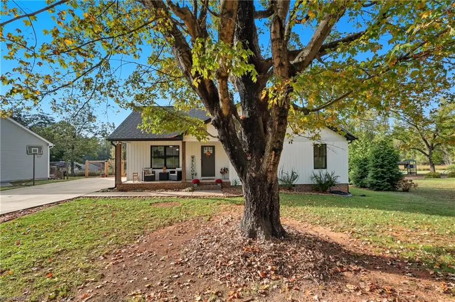 218 Taylor Street, Yadkinville, NC 27055 - Image #2