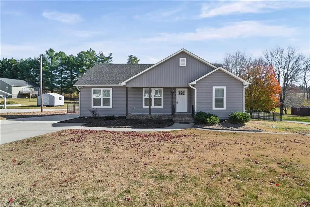 105 Hillside Drive, Thomasville, NC 27360 - Image #1