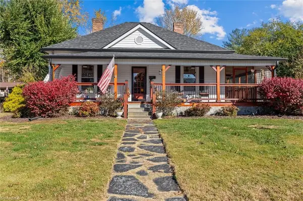 200 W Oakdale Street, Mount Airy, NC 27030