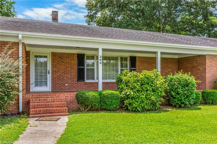 300 E Lee Avenue, Yadkinville, NC 27055 - Image #3
