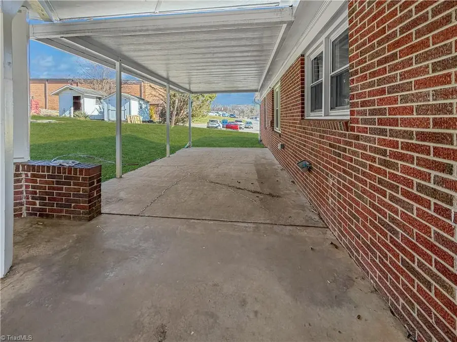 902 Welborn Avenue, Wilkesboro, NC 28697 - #3