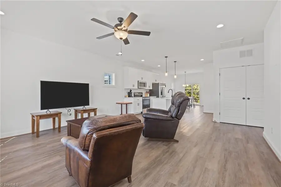 372 W Lee Avenue, Yadkinville, NC 27055 - #3