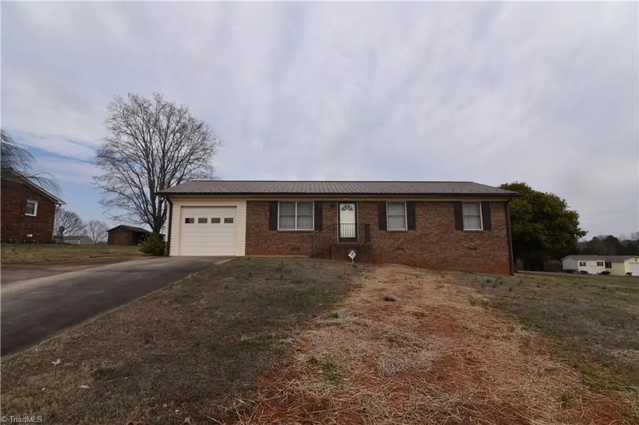 737 Lee Road, Thomasville, NC 27360 - #2
