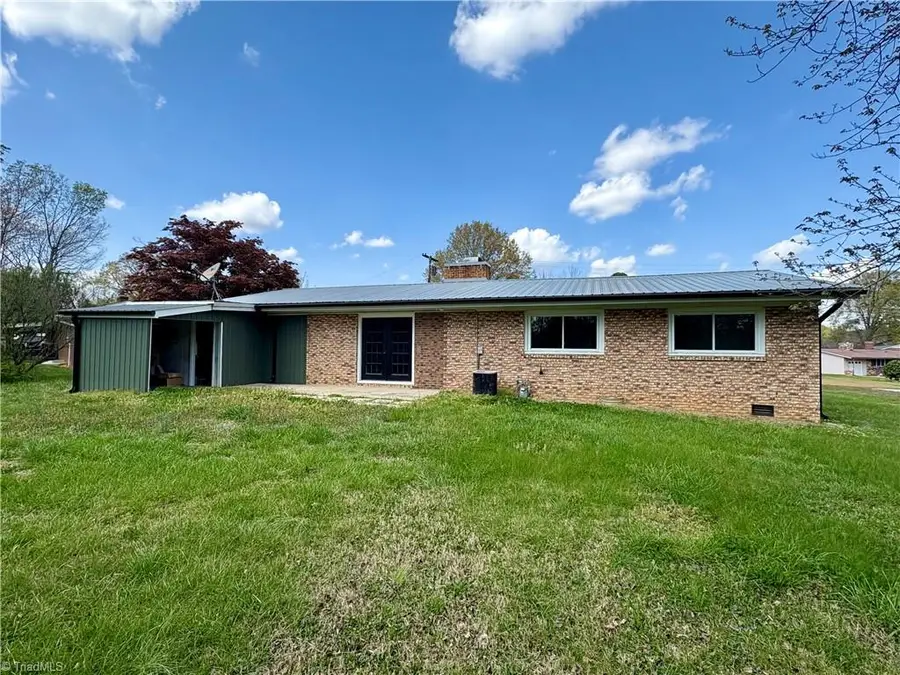 118 Lakeview Circle, Thomasville, NC 27360 - #2