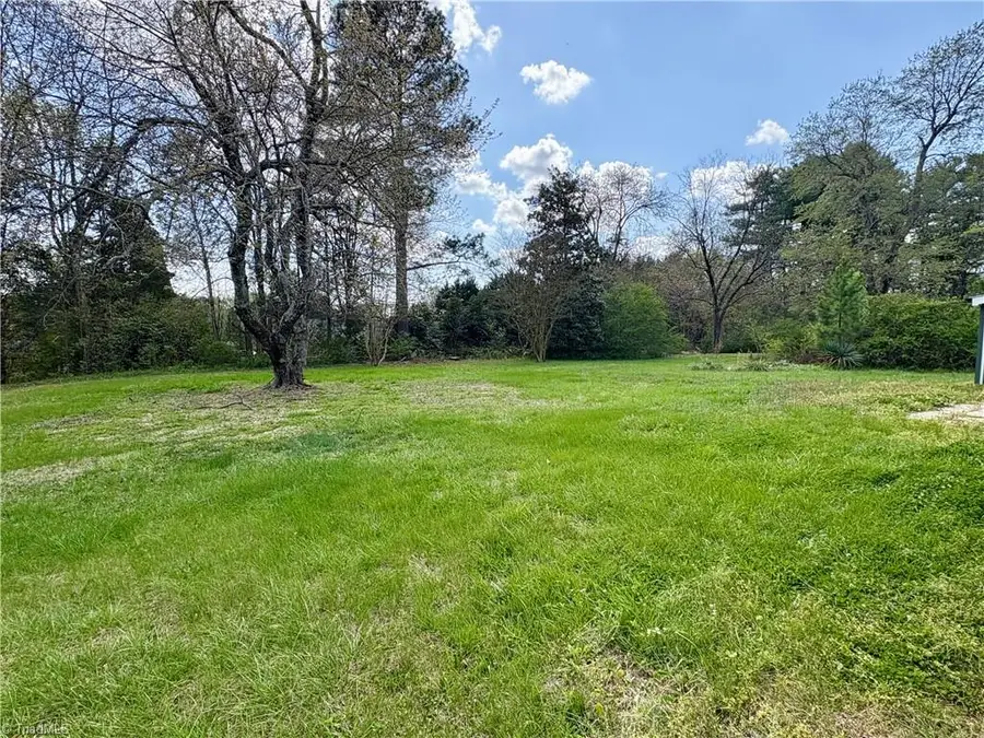 118 Lakeview Circle, Thomasville, NC 27360 - #3