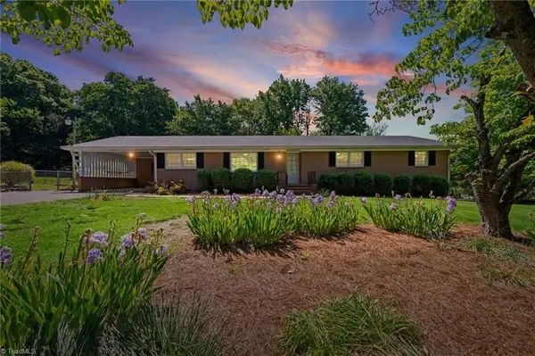 6595 Rollingwood Drive, Clemmons, NC 27012