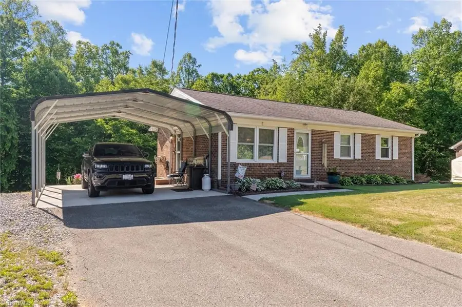 224 Delaware Avenue, Mount Airy, NC 27030 - #2