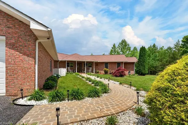 1102 Bear Creek Lane, Pinnacle, NC 27043