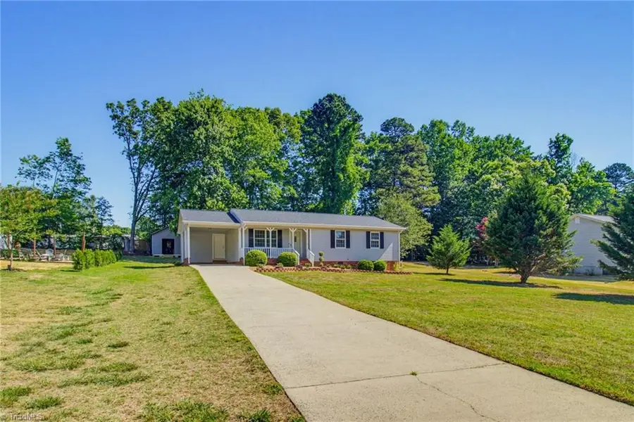 304 Oakwood Circle, Lexington, NC 27295 - #2
