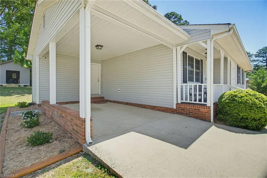 304 Oakwood Circle, Lexington, NC 27295 - #3