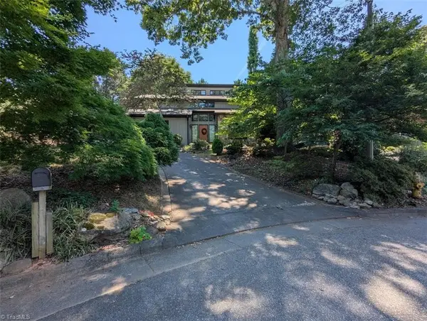 4220 Hollowoak Court, Winston-Salem, NC 27104