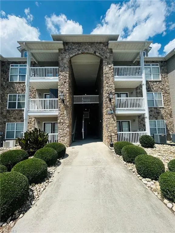 7104 W Friendly Avenue #207, Greensboro, NC 27410