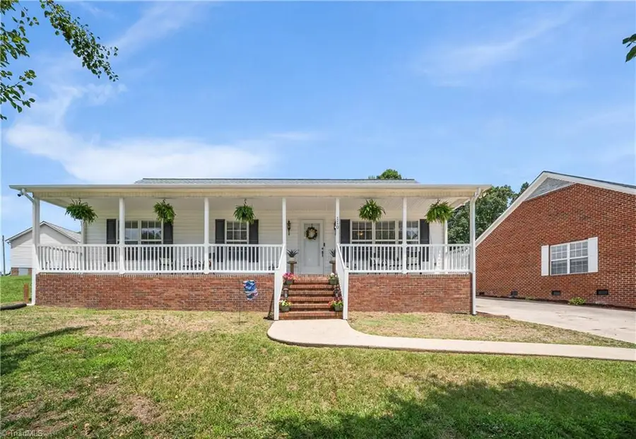 110 Larkspur Lane, Thomasville, NC 27360 - #2