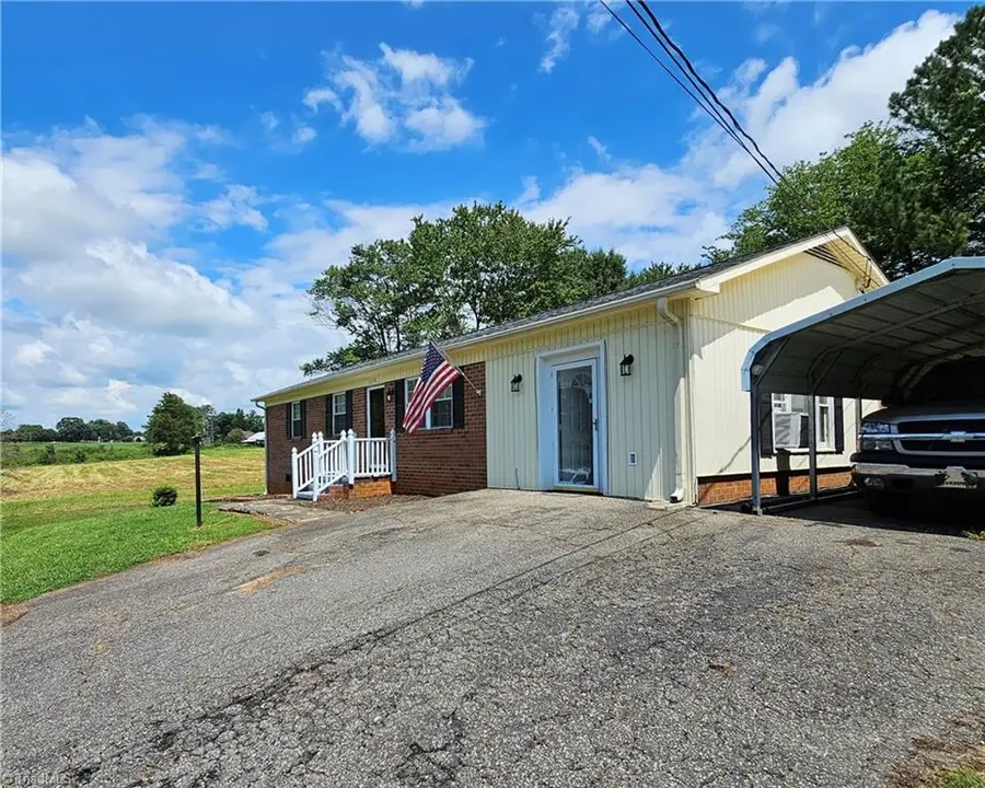 118 Pickshin Avenue, Dobson, NC 27017 - #2