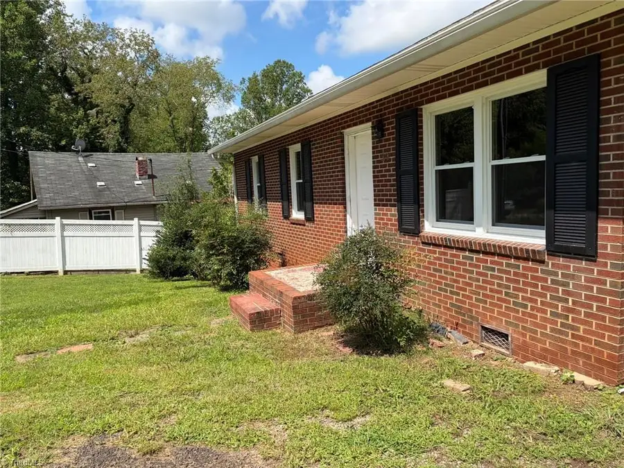 308 K Street, North Wilkesboro, NC 28659 - #2