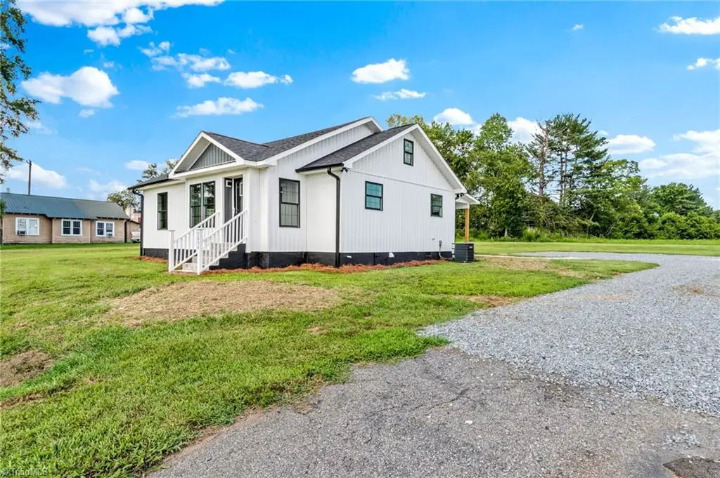 3036 Us Highway 21, Hamptonville, NC 27020 - #1