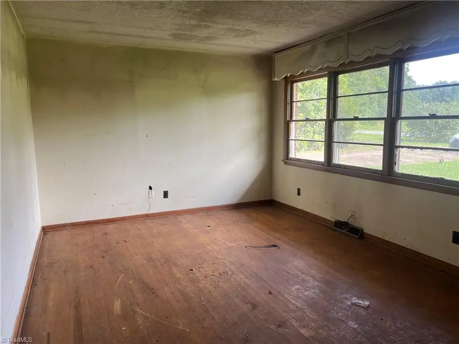 180 Cedar Lane, Reidsville, NC 27320 - #2