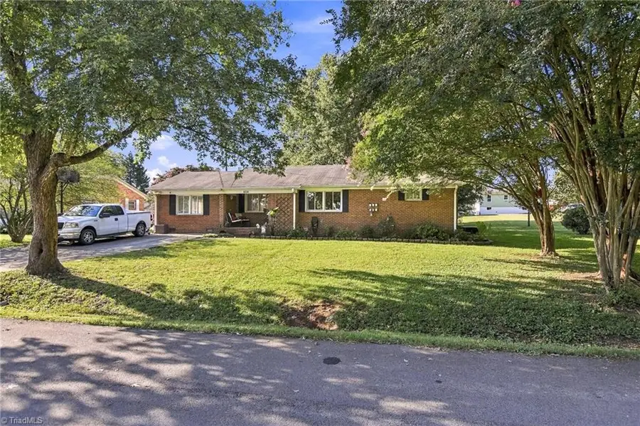 404 Poplar Circle, Yadkinville, NC 27055 - #2