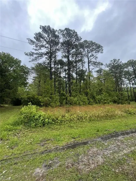879 Harkers Island Road, Beaufort, NC 28516