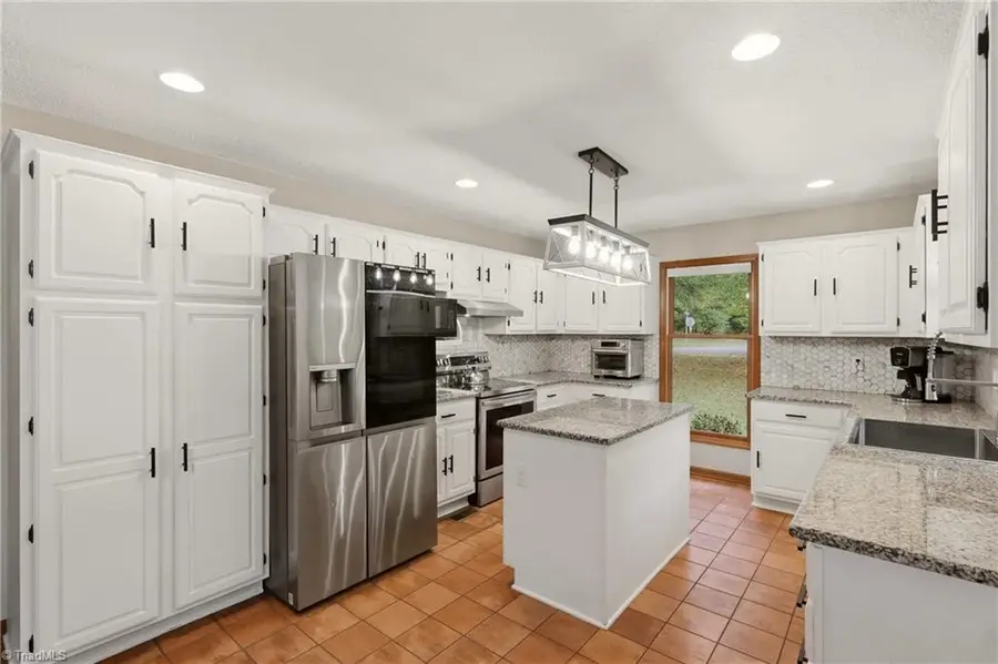 856 Lakeview Drive, Thomasville, NC 27360 - #3