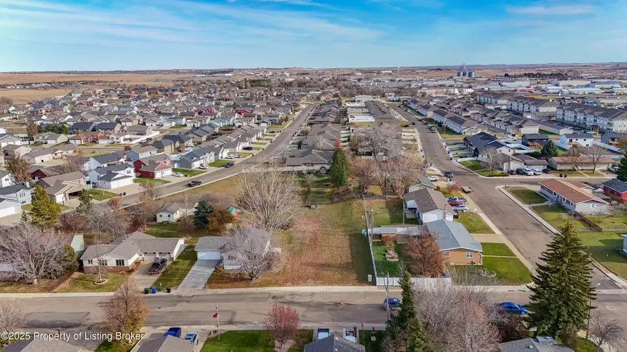 390 Baker Avenue, Dickinson, ND 58601 - #3