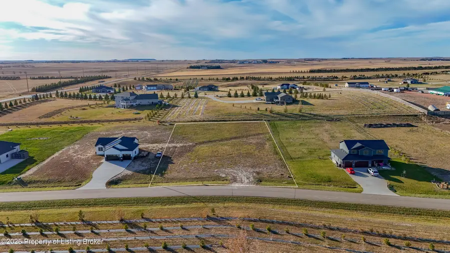 4127 Acres Dr, Dickinson, ND 58601 - #2
